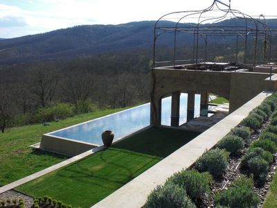 piscina rettangolare con bordo sfioro panoramico